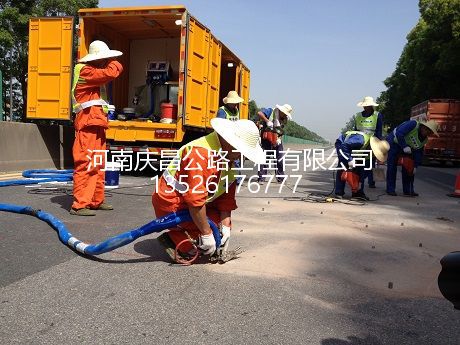 公路壓漿施工隊(duì)：冬天道路結(jié)冰，為啥會(huì)用到它？