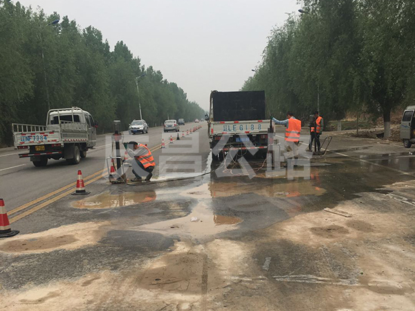 公路壓漿施工隊(duì)